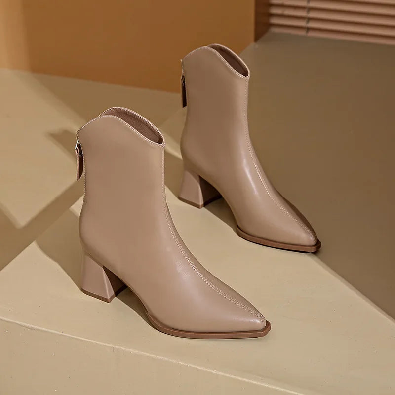 Bota Feminina Cano Médio Com Recorte Frontal Bico Fino Moda Elegante