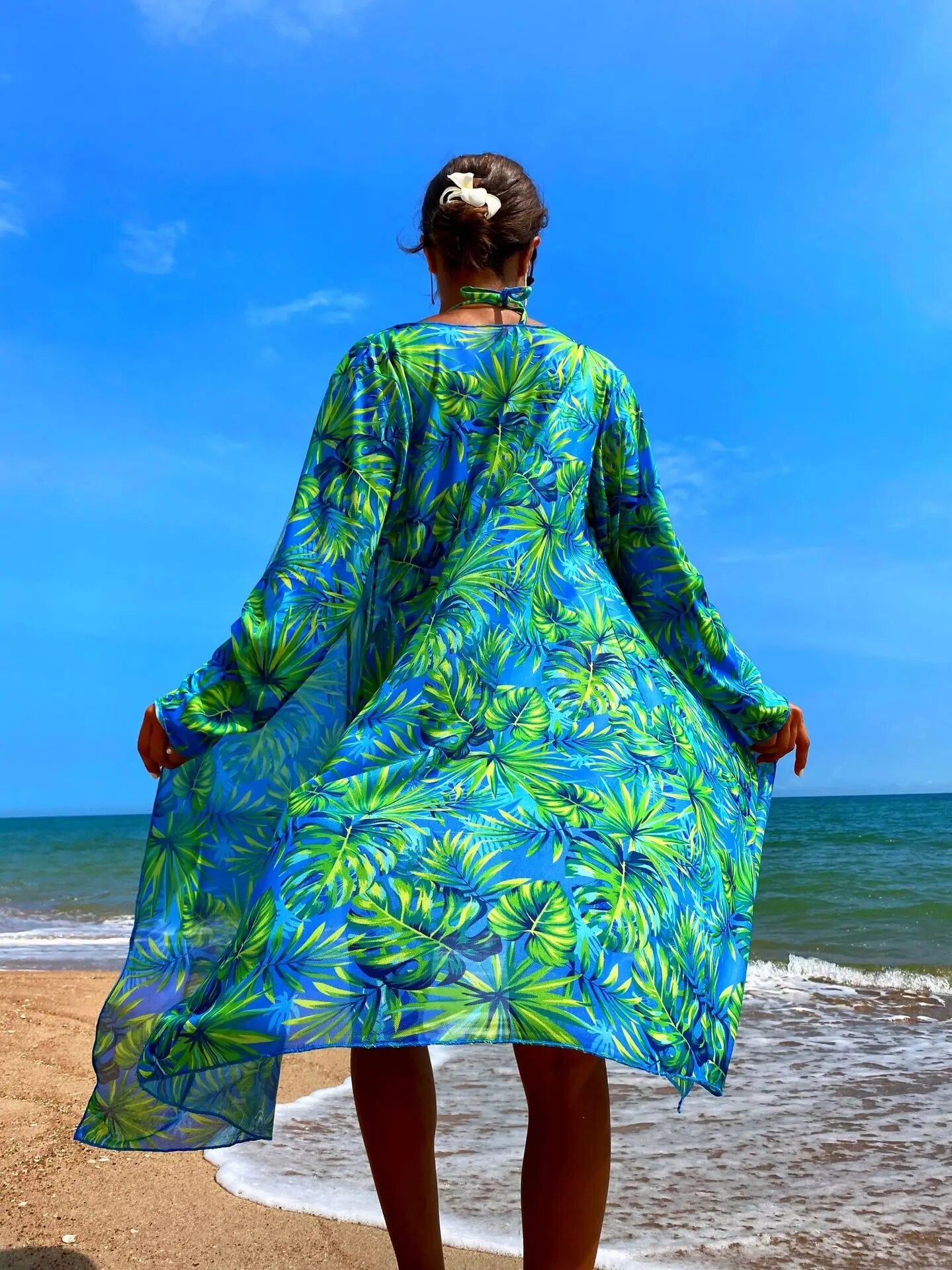 Modelo de costas usando o Biquíni Conjunto 3 Peças Nyala, mostrando os detalhes da saída de praia