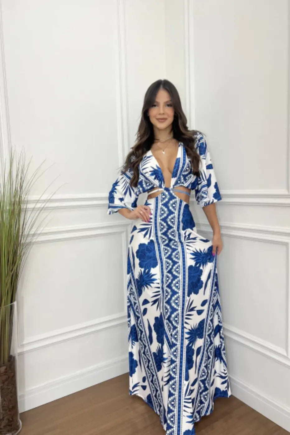 Vestido Longo Novara com Recorte na Cintura Manga Flare 3/4 Decote em V da Loja Versalla. Encante com o Vestido Longo Novara! Com seu design exclusivo, decote em V e mangas flare 3/4, este vestido é a escolha perfeita para elevar sua elegância em qualquer ocasião. Feito com algodão egípcio de alta qualidade, oferece conforto excepcional e durabilidade. Evite danos à sua peça lavando-a separadamente ou à mão. Garanta o seu agora e destaque-se com estilo e sofisticação! Adquira já. Produto em Promoção!