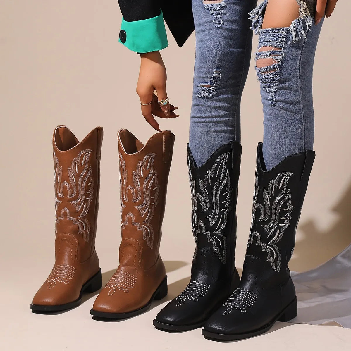 Bota Feminina Estilo Country Com Bordado E Recorte Frontal Tendência