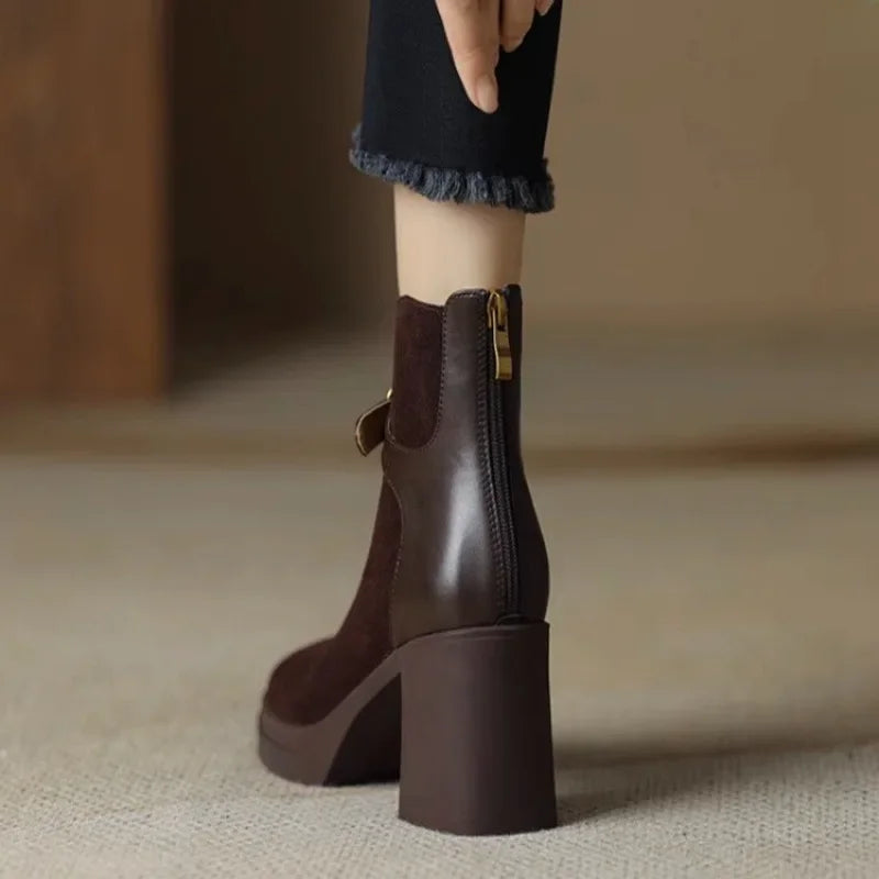 Bota Feminina De Salto Plataforma Com Fivela E Recorte Frontal