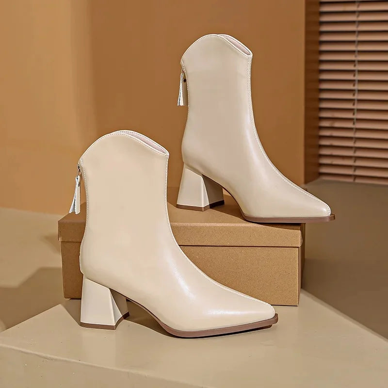 Bota Feminina Cano Médio Com Recorte Frontal Bico Fino Moda Elegante