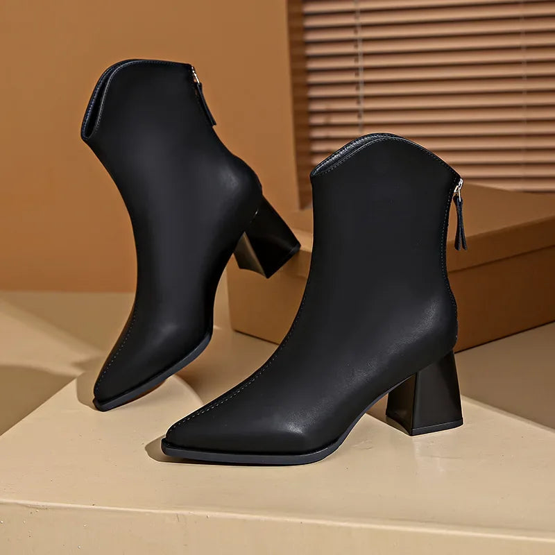 Bota Feminina Cano Médio Com Recorte Frontal Bico Fino Moda Elegante