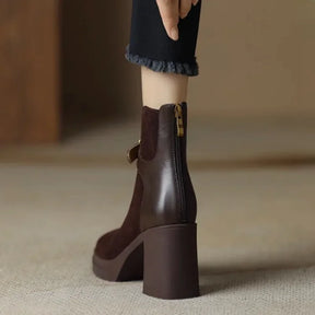 Bota Feminina De Salto Plataforma Com Fivela E Recorte Frontal