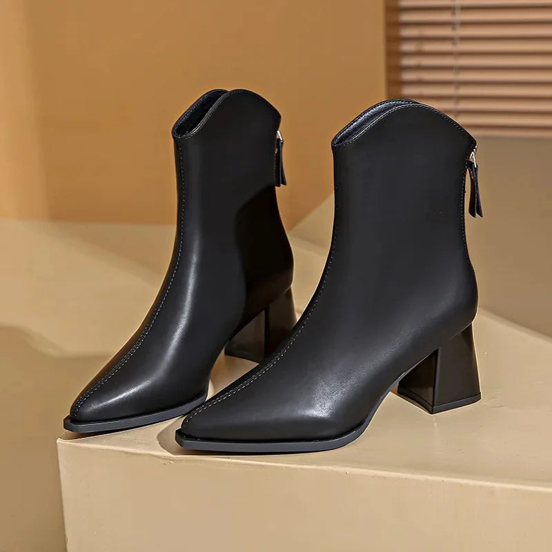 Bota Feminina Cano Médio Com Recorte Frontal Bico Fino Moda Elegante