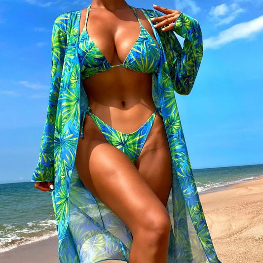 Modelo Mulher usando o Biquíni Conjunto 3 Peças Nyala numa praia paradisiaca