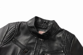 Jaqueta Feminina Slim Black Luxe com Gola Alta Estilo Motociclista - (Promoção de Inverno 2026)