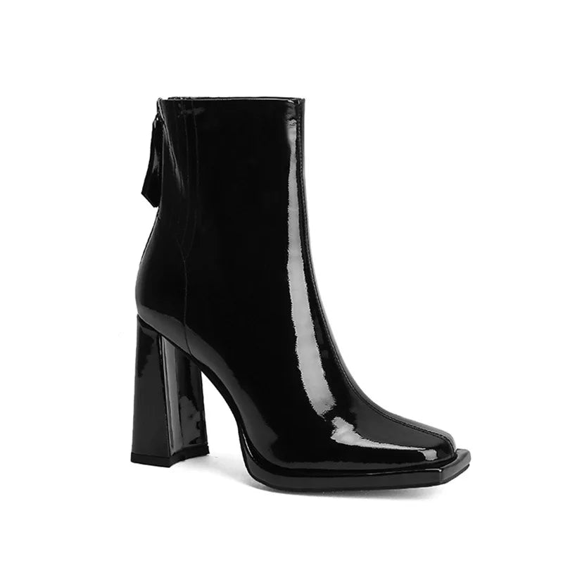 Bota Feminina Envernizada Com Zíper E Salto Bloco