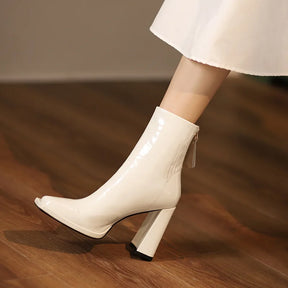 Bota Feminina Envernizada Com Zíper E Salto Bloco