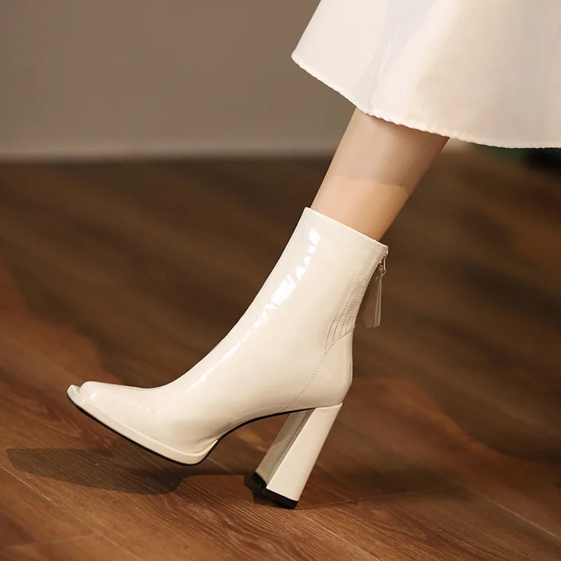 Bota Feminina Envernizada Com Zíper E Salto Bloco