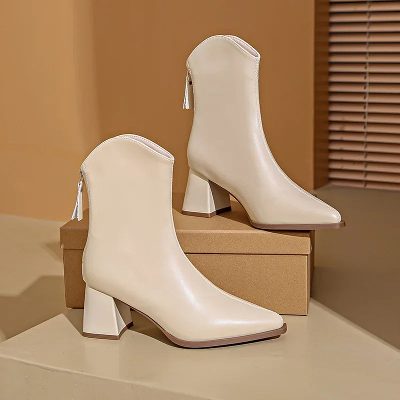 Bota Feminina Cano Médio Com Recorte Frontal Bico Fino Moda Elegante