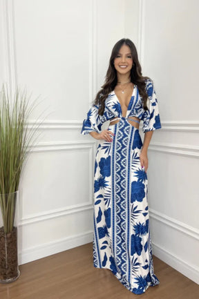 Vestido Longo Novara com Recorte na Cintura Manga Flare 3/4 Decote em V da Loja Versalla. Encante com o Vestido Longo Novara! Com seu design exclusivo, decote em V e mangas flare 3/4, este vestido é a escolha perfeita para elevar sua elegância em qualquer ocasião. Feito com algodão egípcio de alta qualidade, oferece conforto excepcional e durabilidade. Evite danos à sua peça lavando-a separadamente ou à mão. Garanta o seu agora e destaque-se com estilo e sofisticação! Adquira já. Produto em Promoção!