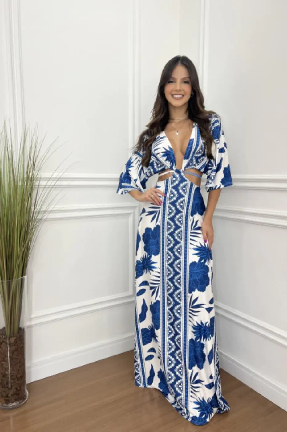 Vestido Longo Novara com Recorte na Cintura Manga Flare 3/4 Decote em V da Loja Versalla. Encante com o Vestido Longo Novara! Com seu design exclusivo, decote em V e mangas flare 3/4, este vestido é a escolha perfeita para elevar sua elegância em qualquer ocasião. Feito com algodão egípcio de alta qualidade, oferece conforto excepcional e durabilidade. Evite danos à sua peça lavando-a separadamente ou à mão. Garanta o seu agora e destaque-se com estilo e sofisticação! Adquira já. Produto em Promoção!