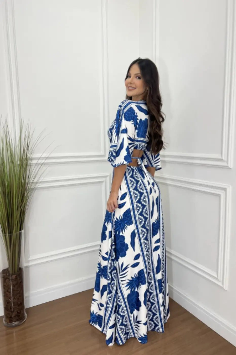 modelo usando o  Vestido Longo Novara confortável e moderno da cor azul. 