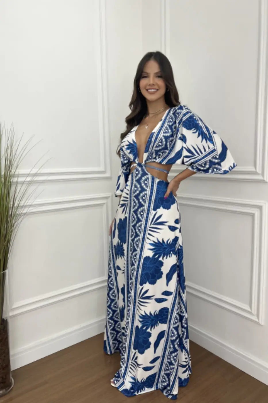 Vestido Longo Novara com Recorte na Cintura Manga Flare 3/4 Decote em V da Loja Versalla. Encante com o Vestido Longo Novara! Com seu design exclusivo, decote em V e mangas flare 3/4, este vestido é a escolha perfeita para elevar sua elegância em qualquer ocasião. Feito com algodão egípcio de alta qualidade, oferece conforto excepcional e durabilidade. Evite danos à sua peça lavando-a separadamente ou à mão. Garanta o seu agora e destaque-se com estilo e sofisticação! Adquira já. Produto em Promoção!