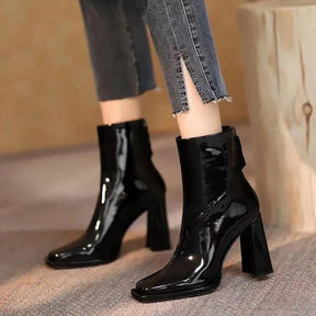 Bota Feminina Envernizada Com Zíper E Salto Bloco