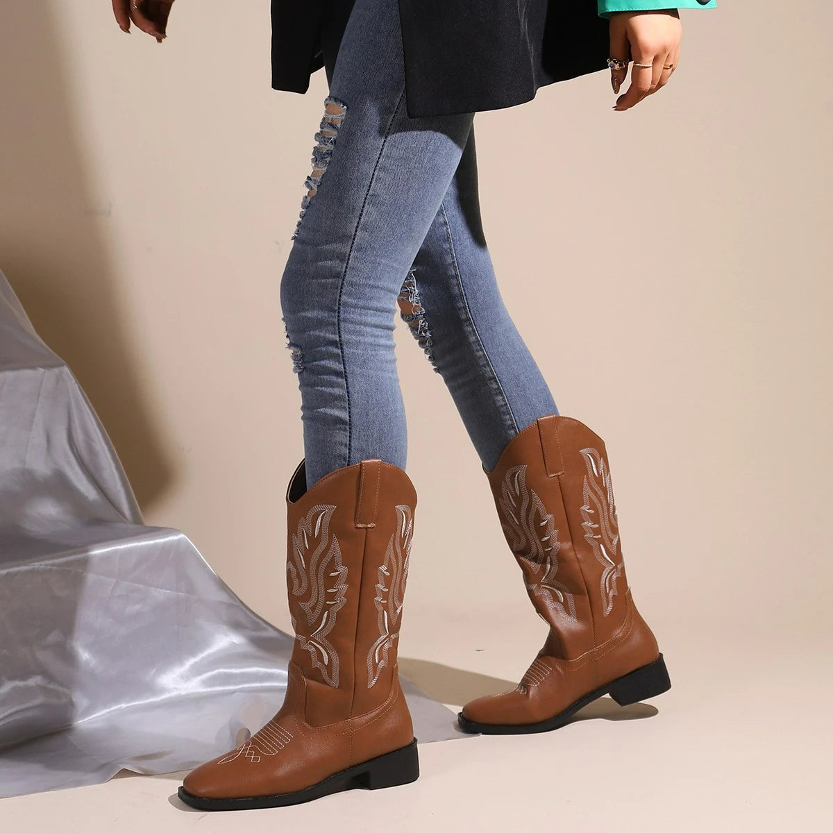 Bota Feminina Estilo Country Com Bordado E Recorte Frontal Tendência
