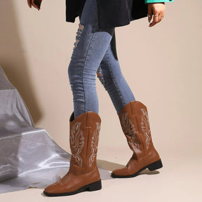 Bota Feminina Estilo Country Com Bordado E Recorte Frontal Tendência