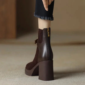 Bota Feminina De Salto Plataforma Com Fivela E Recorte Frontal